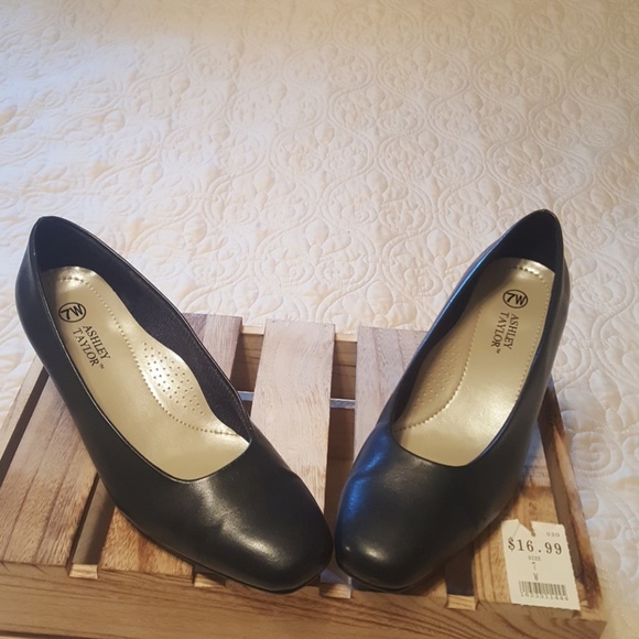 navy blue pumps wide width